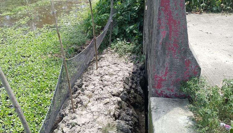 নবীগঞ্জে ব্রীজের নীচে পাকা গাইড ওয়াল