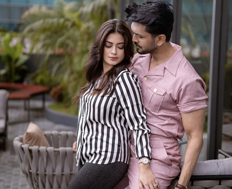 দর্শকরা চান আমরা যেন বিয়ে করে ফেলি : মন্দিরা চক্রবর্তী