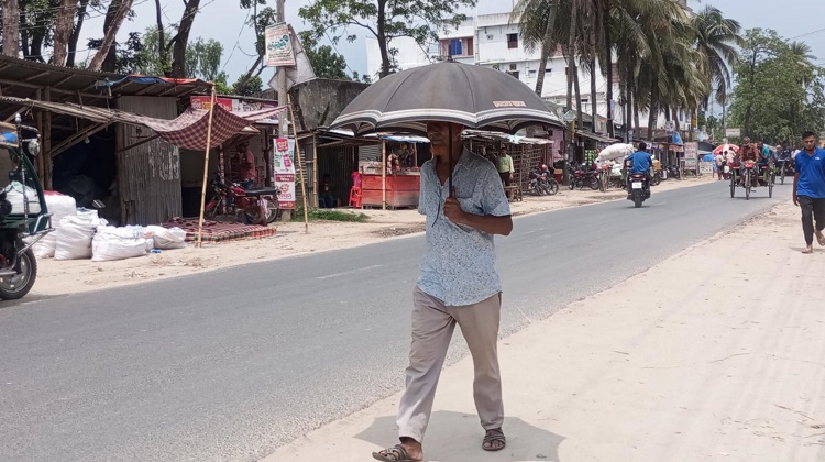 নওগাঁর ধামইরহাটে তীব্র তাপদাহে অতিষ্ঠ জনজীবন