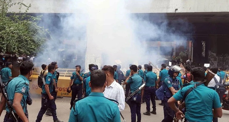 হঠাৎ উত্তপ্ত প্রেসক্লাব, পুলিশের লাঠিচার্জ ও সাউন্ড গ্রেনেড নিক্ষেপ