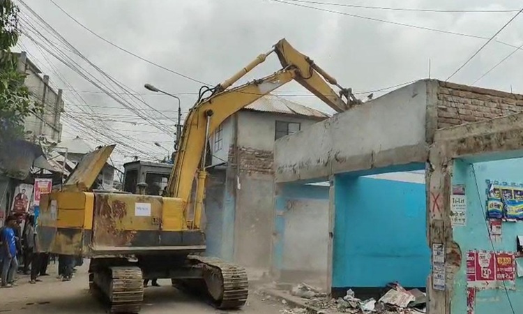 কোটালীপাড়ায় প্রায় দুই শতাধিক অবৈধ স্থাপনা উচ্ছেদ