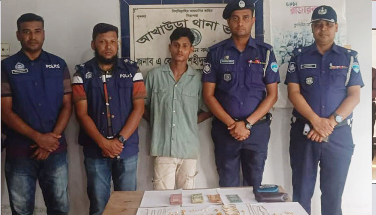 আখাউড়ায় ২০ ভরি স্বর্নালংকারসহ যুবক আটক 