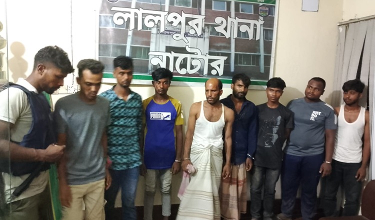 লালপুরে আসর থেকে ৮ জুয়াড়ি আটক