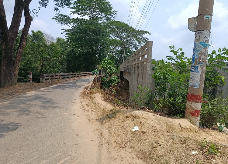 ঈদগাঁও-ঈদগড় সড়কে ডাকাতি, ৩ যাত্রী অপহৃত