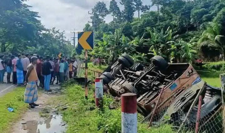 রামুতে বাস-কাভার্ডভ্যানের সংঘর্ষে নিহত ৩