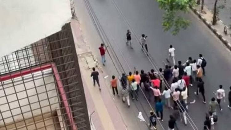 শাহবাগে নিষিদ্ধ ছাত্রলীগের ৩০ সেকেণ্ডের মিছিল, ককটেল বিস্ফোরণ