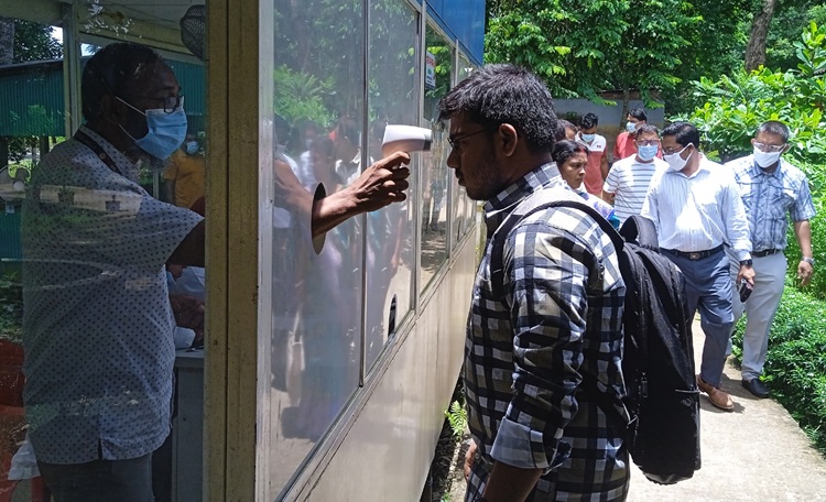 করোনা প্রতিরোধে আখাউড়া চেকপোস্টে ইমিগ্রেশনে স্বাস্থ্য পরীক্ষা 