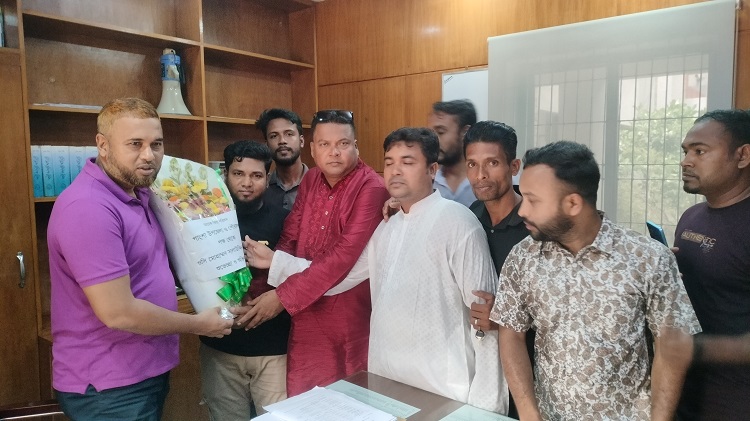পাংশায় তারেক জিয়া পরিষদের পক্ষ থেকে ওসিকে ফুলেল শুভেচ্ছা