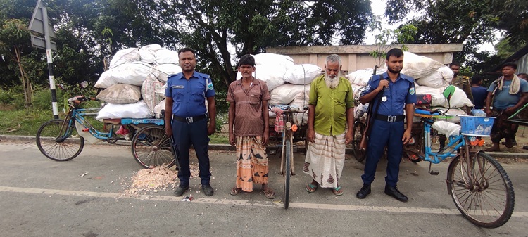 কৃষকের জমি থেকে ভুট্টা লুট, আটক ২