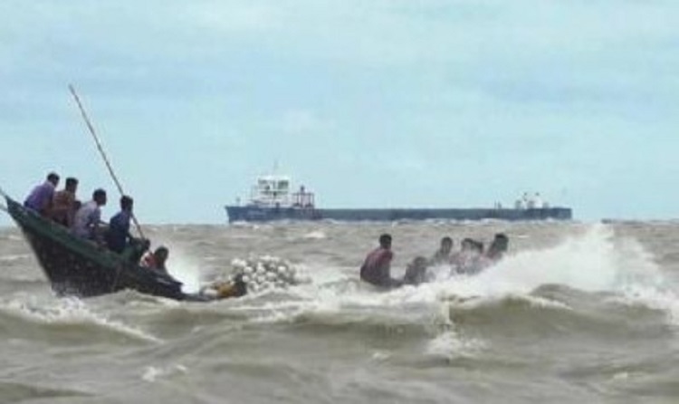 বঙ্গোপসাগরে ট্রলার ডুবি, ১২ জেলে জীবিত উদ্ধার