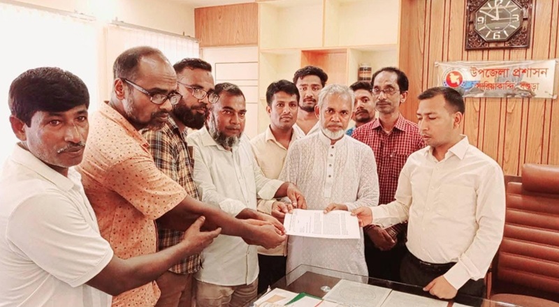 সারিয়াকান্দির উন্নয়নের দাবিতে মানববন্ধন ও স্মারকলিপি প্রদান