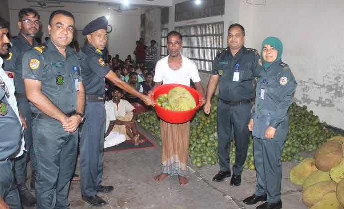 ঢাকা কেন্দ্রীয় কারাগারে মৌসুমী ফল বিতরণ