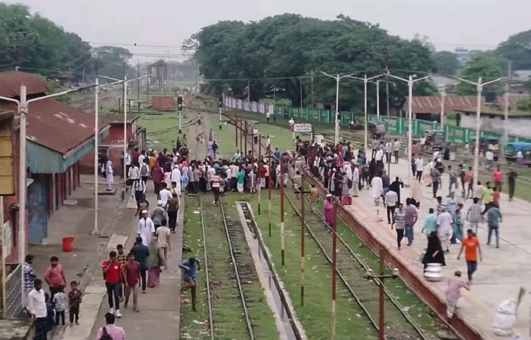 পার্বতীপুরে ট্রেনের ছাদ থেকে পড়ে কিশোরের মৃত্যু