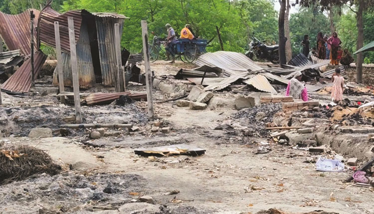 ভাঙ্গুড়ায় দুর্বৃত্তদের আগুনে নিঃস্ব ৭ পরিবার