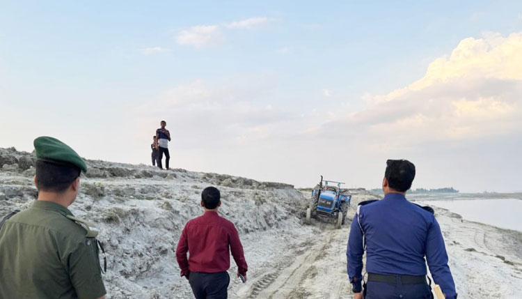 কুড়িগ্রামের ব্রহ্মপুত্র নদ থেকে অবৈধভাবে বন্ধ বালু উত্তোলন