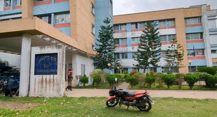 ব্রাহ্মণবাড়িয়ায় সংঘর্ষ থামাতে গিয়ে হামলার শিকার পুলিশ