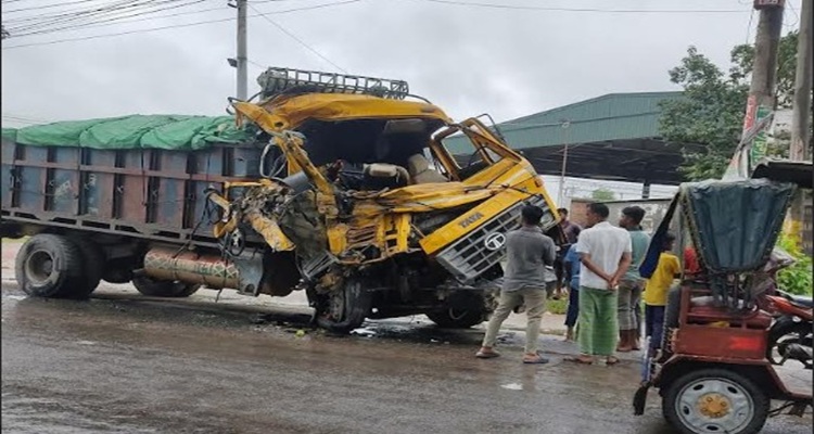 পাবনায় বাস-ট্রাক সংঘর্ষে ট্রাক চালক নিহত, আহত ২