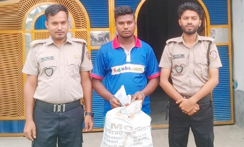 আদমদীঘিতে গাঁজাসহ মাদক কারবারি গ্রেপ্তার 