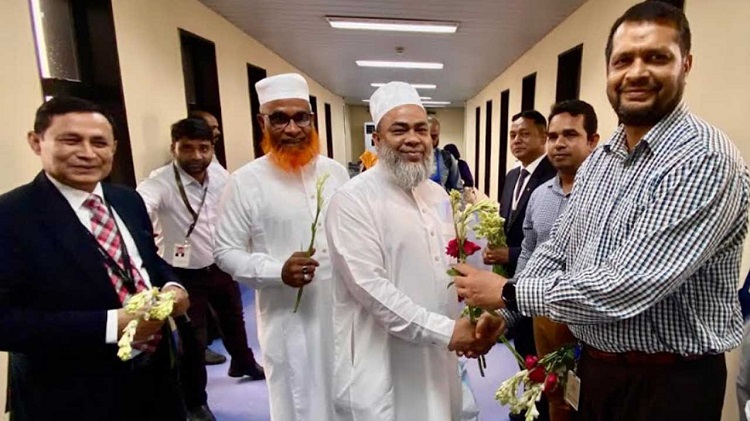 হজ শেষে চট্টগ্রামে প্রথম দফায় ফিরলেন ৪১৩ হাজি