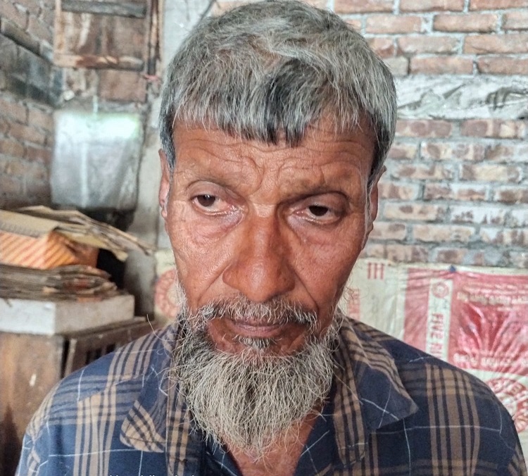 মেয়েকে বাঁচাতে দ্বারে দ্বারে ঘুরছে পাইকগাছার বৃক্ষ প্রেমিক সিদ্দিক গাজী