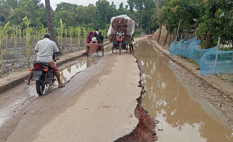আত্রাইয়ে সড়কের দুরবস্থা: স্থানীয়দের ক্ষোভ