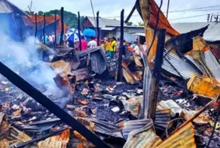 লালমোহনে অগ্নিকাণ্ডে ৪ ব্যবসা প্রতিষ্ঠান পুড়ে ছাই 
