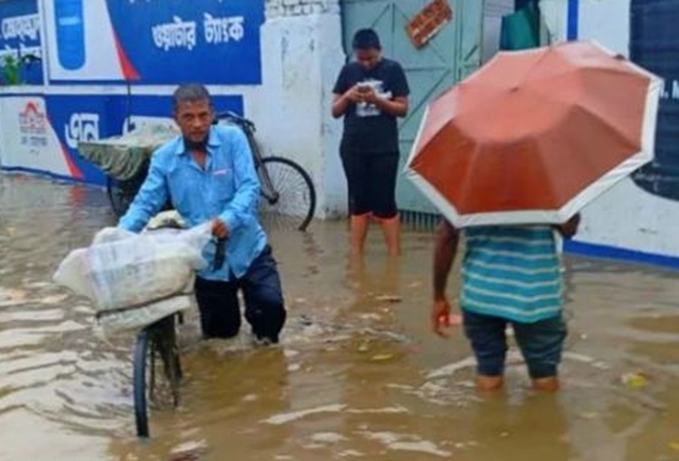 চট্টগ্রামে ভারী বৃষ্টিতে জলজট, সড়কে ভোগান্তি