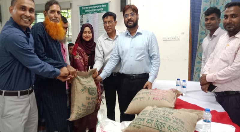 কাশিয়ানীতে বিনামূল্যে বিজ ও সার বিতরণ
