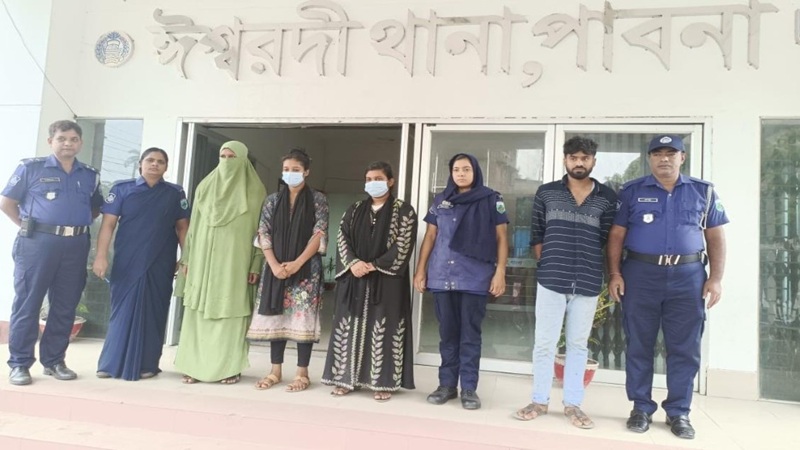 ঈশ্বরদীতে ব্যাটারী চালিত অটোরিক্সা চোর চক্রের ৪ সদস্য গ্রেপ্তার