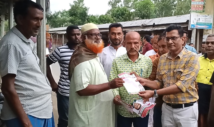 গোবিন্দগঞ্জে লিফলেট বিতরণ করলেন বিএনপি নেতা দিপু