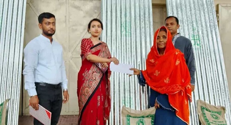 ভাঙ্গুড়ায় অগ্নিকান্ডে ক্ষতিগ্রস্ত ৭ পরিবারের মাঝে নগদ অর্থসহ ঢেউটিন বিতরণ