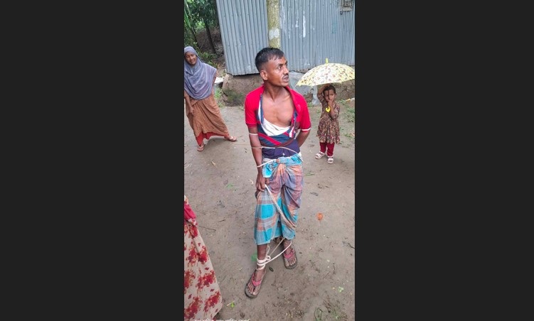 রাজবাড়ী‌তে পাওনা টাকা না পেয়ে শ্বশুরকে গাছের সঙ্গে বেঁধে নির্যাতন