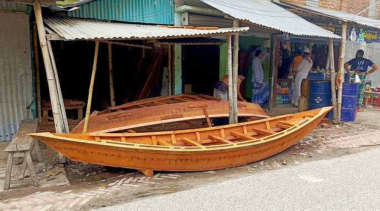 সালথায় বন্যার পানি আসার আগেই কোসা নৌকা তৈরিতে ব্যস্ততা