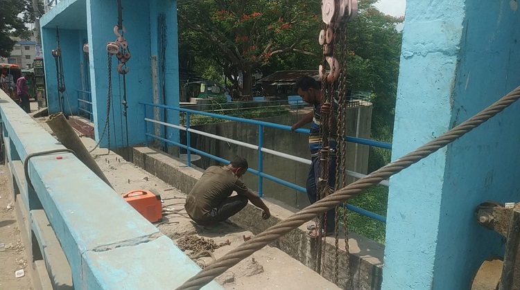 অবশেষে ৪০ বছর পর অপসারণ হচ্ছে চারঘাটের বড়াল নদীর স্লুইসগেট