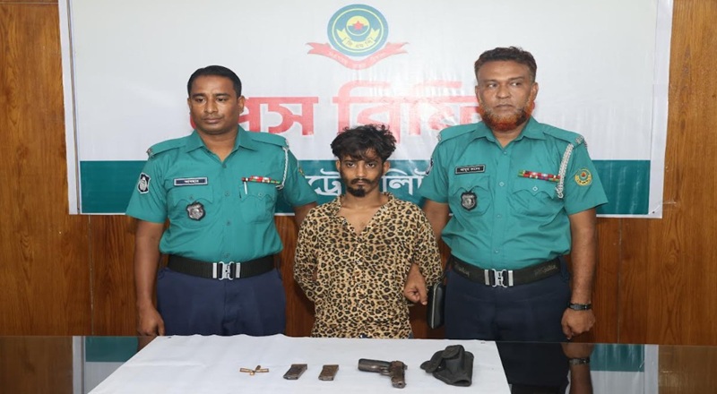 চট্টগ্রামে অস্ত্র-গুলিসহ ‘ব্লেড মাসুম’ গ্রেপ্তার