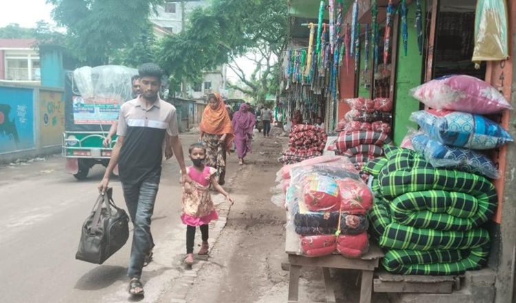 লোহাগড়ায় ফুটপাত দখল করে ব্যবসা-বাণিজ্য