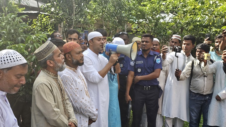 প্যারোলে মুক্তি পেয়ে মায়ের জানাজা পড়লেন যুবলীগ নেতা রিপন