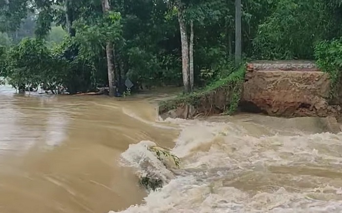 মুহুরীর বাঁধ ভেঙ্গে ফেনীর নিম্মাঞ্চল প্লাবিত 