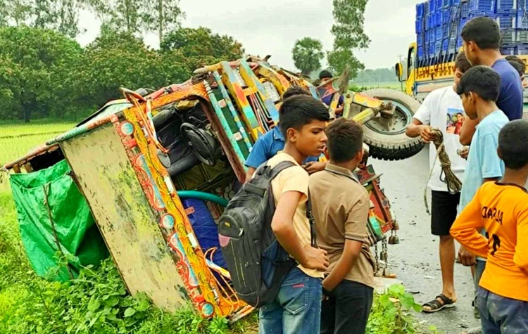পত্নীতলায় ভটভটি-পিকআপ সংঘর্ষে চালক নিহত