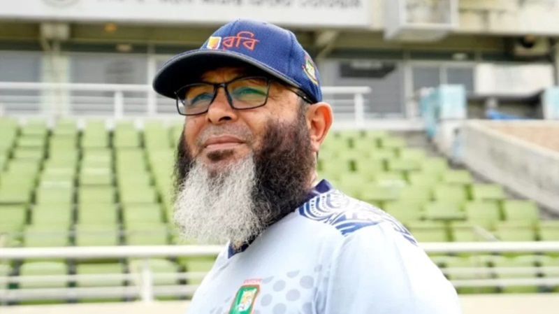 শ্রীলংকায় টেস্ট চললেও স্পিন কোচ মুশতাক পাকিস্তানে!