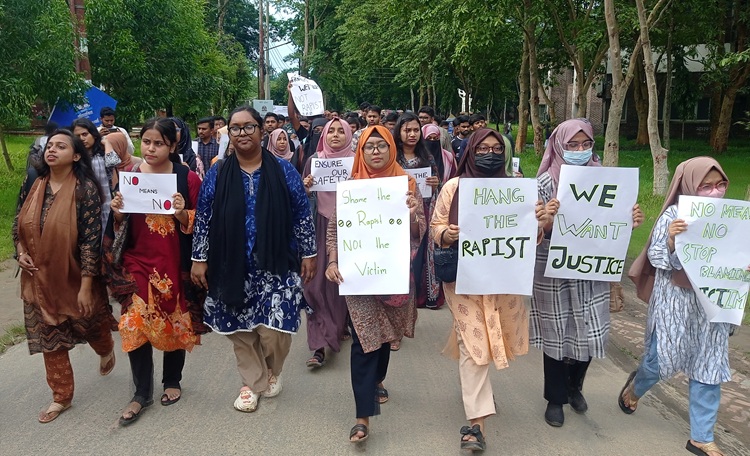 ধর্ষকের ফাঁসির দাবিতে শাবি শিক্ষার্থীদের বিক্ষোভ