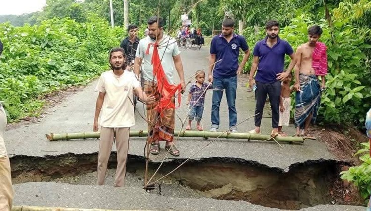 লোহাগড়ায় ভারী বর্ষণে আঞ্চলিক সড়কে ধস