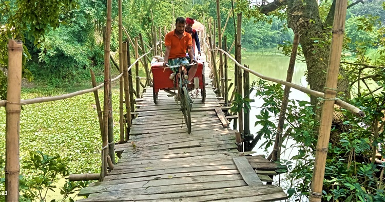 চব্বিশ গ্রামের যাতায়াতের ভরসা ঝুঁকিপূর্ণ সাঁকো