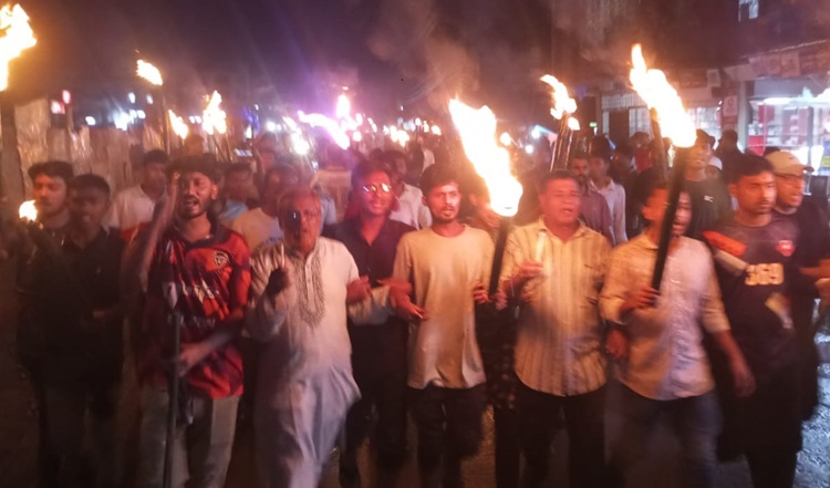 গোবিন্দগঞ্জে ভূমিদস্যুদের গ্রেপ্তার দাবিতে মশাল মিছিল   