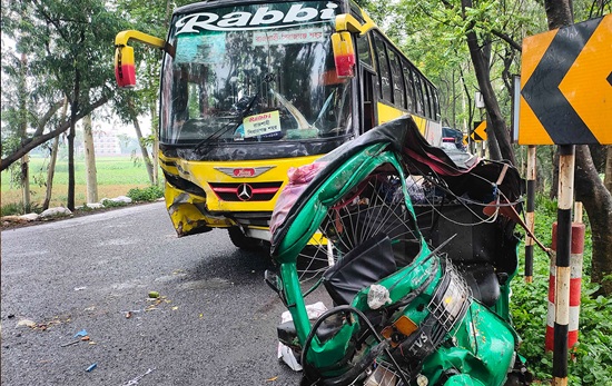 নাটোরে বাস-অটোরিকশা সংঘর্ষে নিহত ২