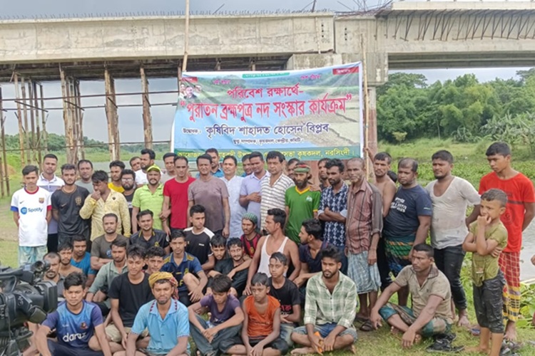 মনোহরদীতে পুরাতন ব্রহ্মপুত্র নদে কচুরিপানা অপসারণ