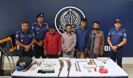 লোহাগাড়ায় আন্তঃজেলা ডাকাত চক্রের ৪ সদস্য আটক