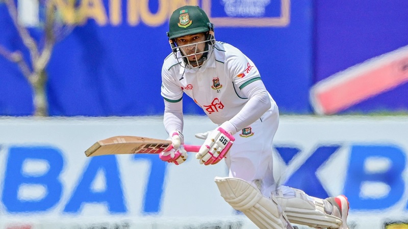 মুশফিকের আউটের পর বৃষ্টিতে খেলা বন্ধ