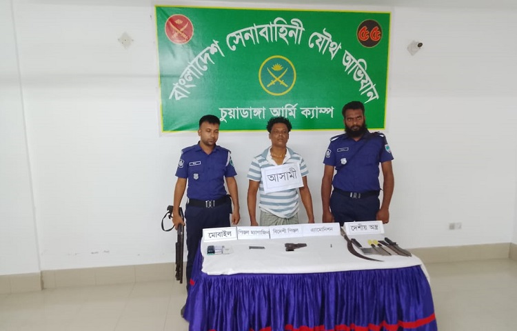 চুয়াডাঙ্গায় যৌথ বাহিনী অভিযানে দেশীয় অস্ত্রসহ আটক ১