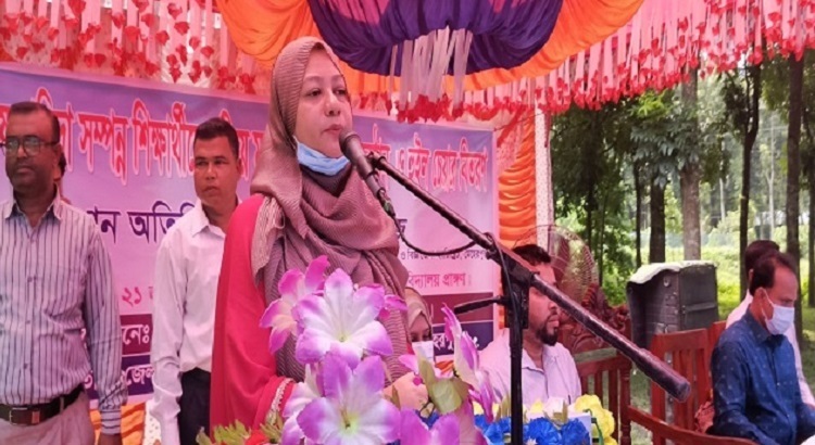 গাংনীতে প্রতিবন্ধী শিশুদের মাঝে হুইলচেয়ার বিতরণ